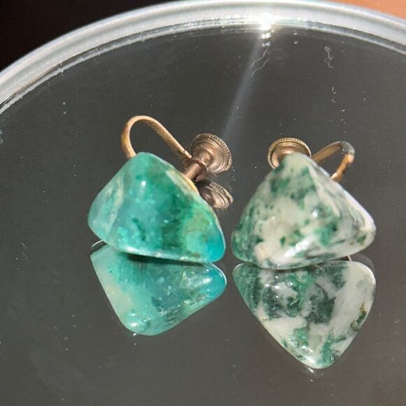 Vintage triangle green mottled stone screw back earrings - Picture 1 of 5